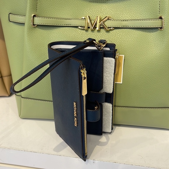 MICHAEL KORS LARGE DOUBLE ZIP WRISTLET WALLET PHONE CASE 
Navy 
NWT - Picture 4 of 16